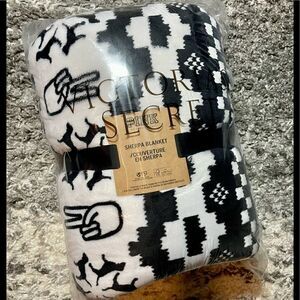 NWT PINK Victoria’s Secret Sherpa Blanket